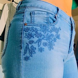 Light wash skinny jeans with pocket flower decal
